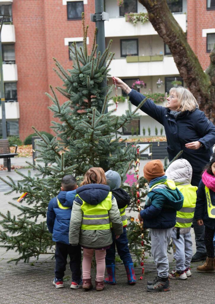 Baumschmückaktion am Friedrich-Ebert-Platz