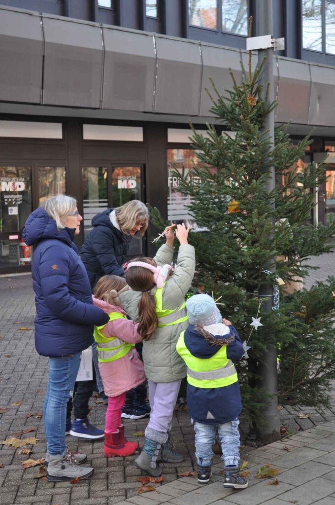 Kita-Kinder schmücken Weihnachtsbäume am Friedrich-Ebert-Platz